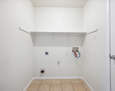 108 Loryn Dr - Photo Thumbnail 9