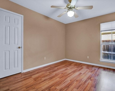 1901 Dapplegrey Ln - Photo Thumbnail 9