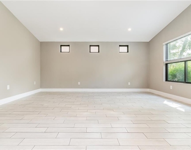 1702 New York Ave - Photo Thumbnail 4