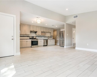 1702 New York Ave - Photo Thumbnail 5