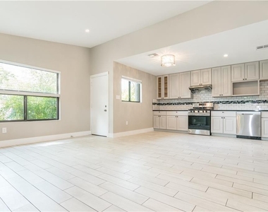 1702 New York Ave - Photo Thumbnail 3