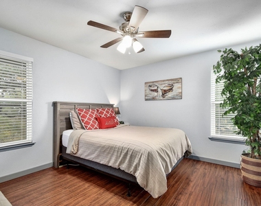 2591 Lakeshore Dr - Photo Thumbnail 12