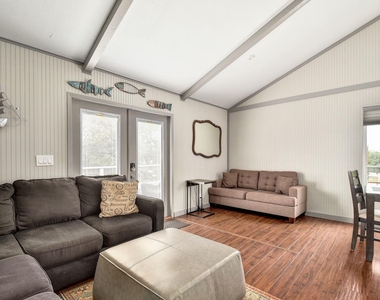 2591 Lakeshore Dr - Photo Thumbnail 5