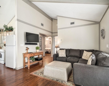 2591 Lakeshore Dr - Photo Thumbnail 3