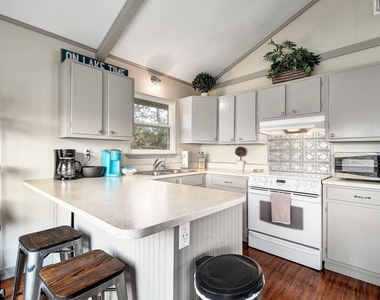 2591 Lakeshore Dr - Photo Thumbnail 7