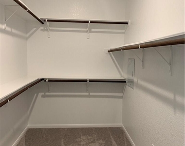 1104 Coulee Dr - Photo Thumbnail 17