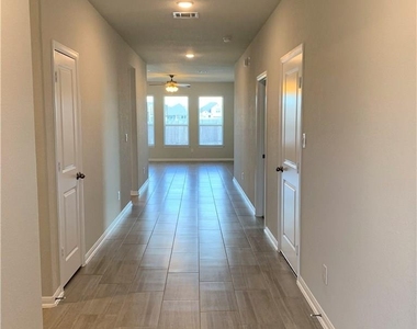 1104 Coulee Dr - Photo Thumbnail 3