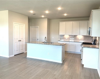 1104 Coulee Dr - Photo Thumbnail 4