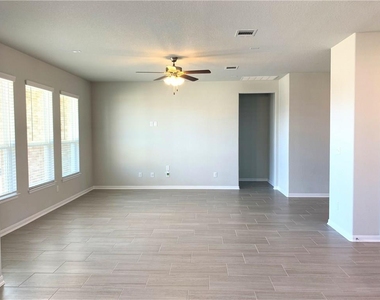 1104 Coulee Dr - Photo Thumbnail 10