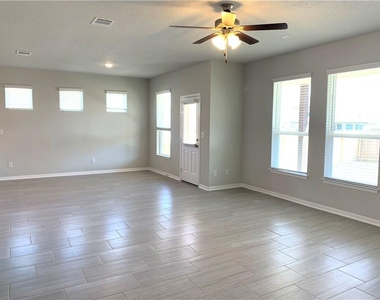 1104 Coulee Dr - Photo Thumbnail 8