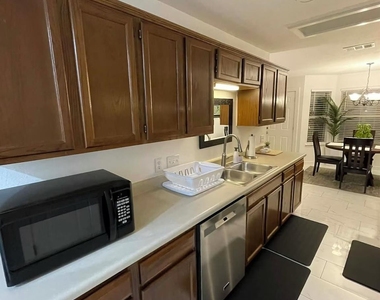 1401 Tetbury Ln - Photo Thumbnail 7
