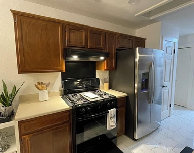1401 Tetbury Ln - Photo Thumbnail 5