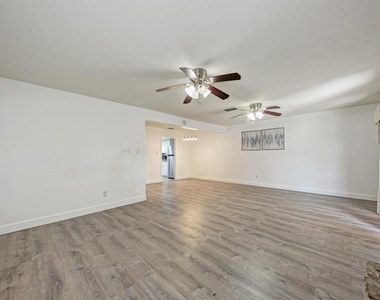 7917 Parliament Pl - Photo Thumbnail 9