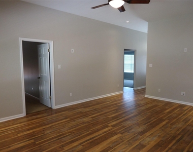 1404 Peachtree Valley Dr - Photo Thumbnail 6