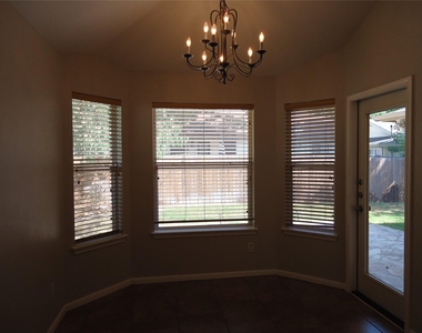 1404 Peachtree Valley Dr - Photo Thumbnail 4