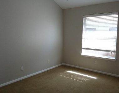 1404 Peachtree Valley Dr - Photo Thumbnail 11