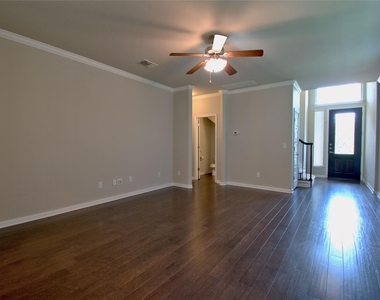 504 Hummingbird Ln - Photo Thumbnail 5