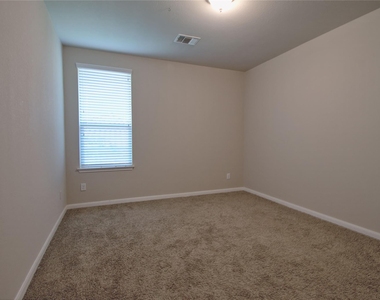 504 Hummingbird Ln - Photo Thumbnail 19