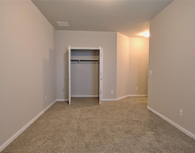 504 Hummingbird Ln - Photo Thumbnail 22