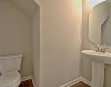 504 Hummingbird Ln - Photo Thumbnail 9