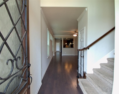 504 Hummingbird Ln - Photo Thumbnail 3