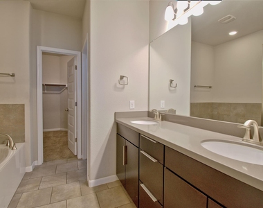 504 Hummingbird Ln - Photo Thumbnail 13