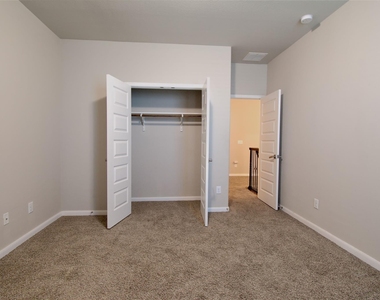504 Hummingbird Ln - Photo Thumbnail 20