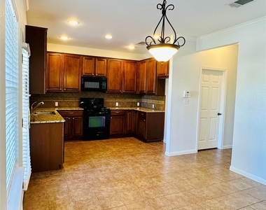2800 Canyon Valley Run - Photo Thumbnail 4