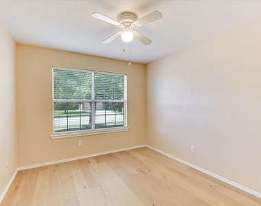 318 Phillips St - Photo Thumbnail 16