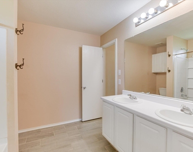 318 Phillips St - Photo Thumbnail 12