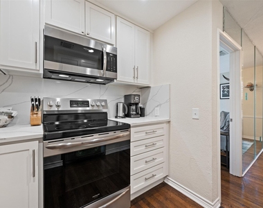 1500 Woodlawn Blvd - Photo Thumbnail 7