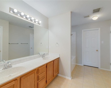 13460 Athens Trl - Photo Thumbnail 6