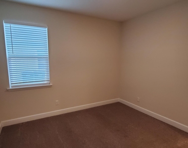 3432 Auvenshine Way - Photo Thumbnail 9