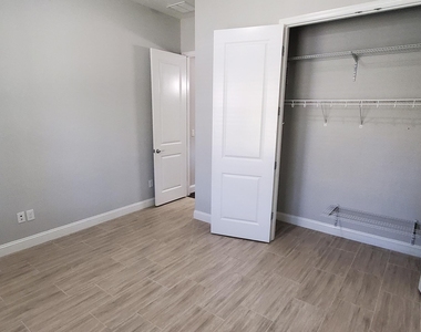 3173 Montilla Drive - Photo Thumbnail 6