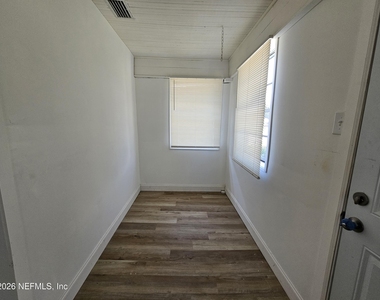 3920 N Davis Street - Photo Thumbnail 7