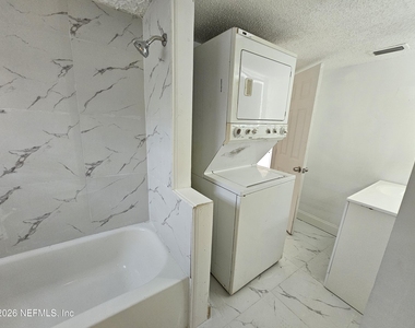 3920 N Davis Street - Photo Thumbnail 5