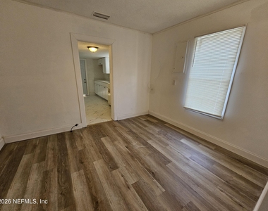 3920 N Davis Street - Photo Thumbnail 10