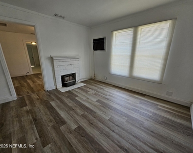 3920 N Davis Street - Photo Thumbnail 8