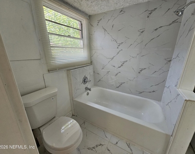 3920 N Davis Street - Photo Thumbnail 4