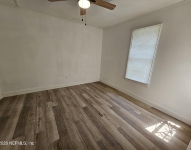 3920 N Davis Street - Photo Thumbnail 11
