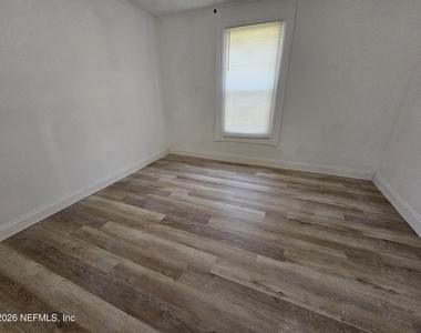 3920 N Davis Street - Photo Thumbnail 9