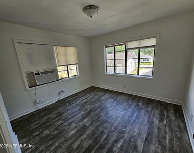 3129 Lowell Avenue - Photo Thumbnail 4