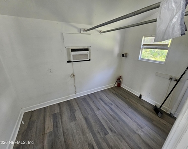 3129 Lowell Avenue - Photo Thumbnail 5