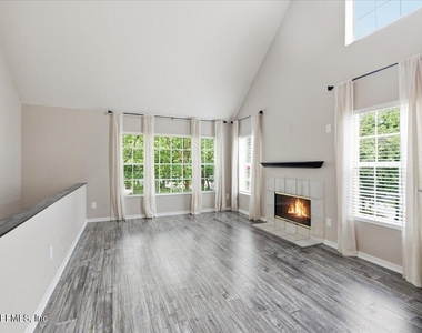 13700 Richmond Park Drive N - Photo Thumbnail 1