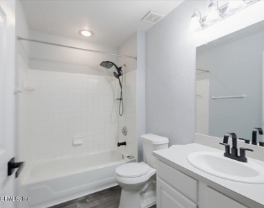13700 Richmond Park Drive N - Photo Thumbnail 15