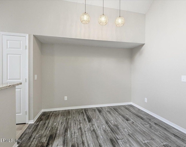 13700 Richmond Park Drive N - Photo Thumbnail 6