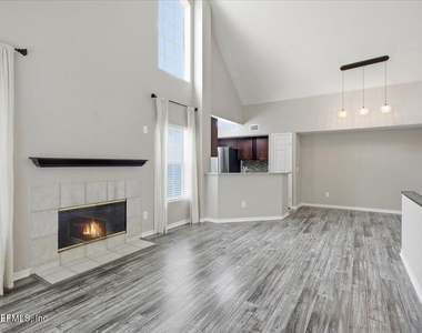 13700 Richmond Park Drive N - Photo Thumbnail 3