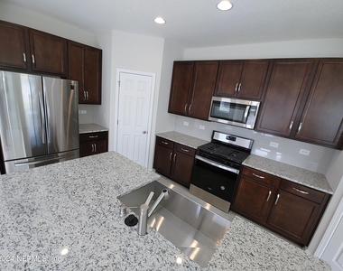 11253 Minnetta Court - Photo Thumbnail 7