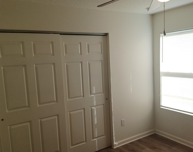 916 W 9th Street - Photo Thumbnail 15
