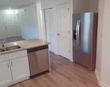 916 W 9th Street - Photo Thumbnail 5
